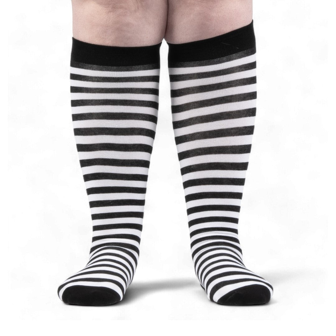 Chaussettes hautes rayées blanches et noires à mollets larges