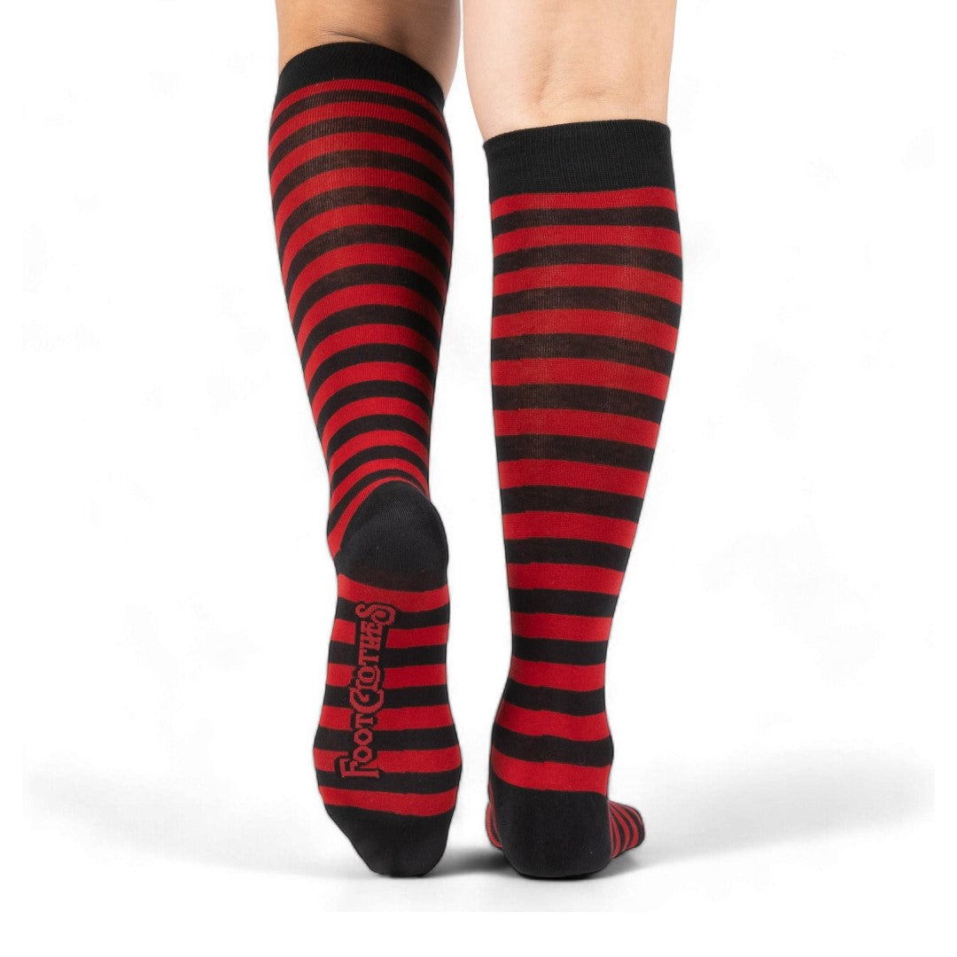 Chaussettes hautes à rayures cerise et noires