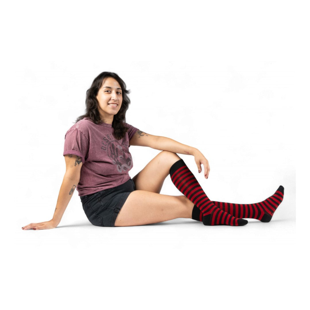 Chaussettes hautes à rayures cerise et noires