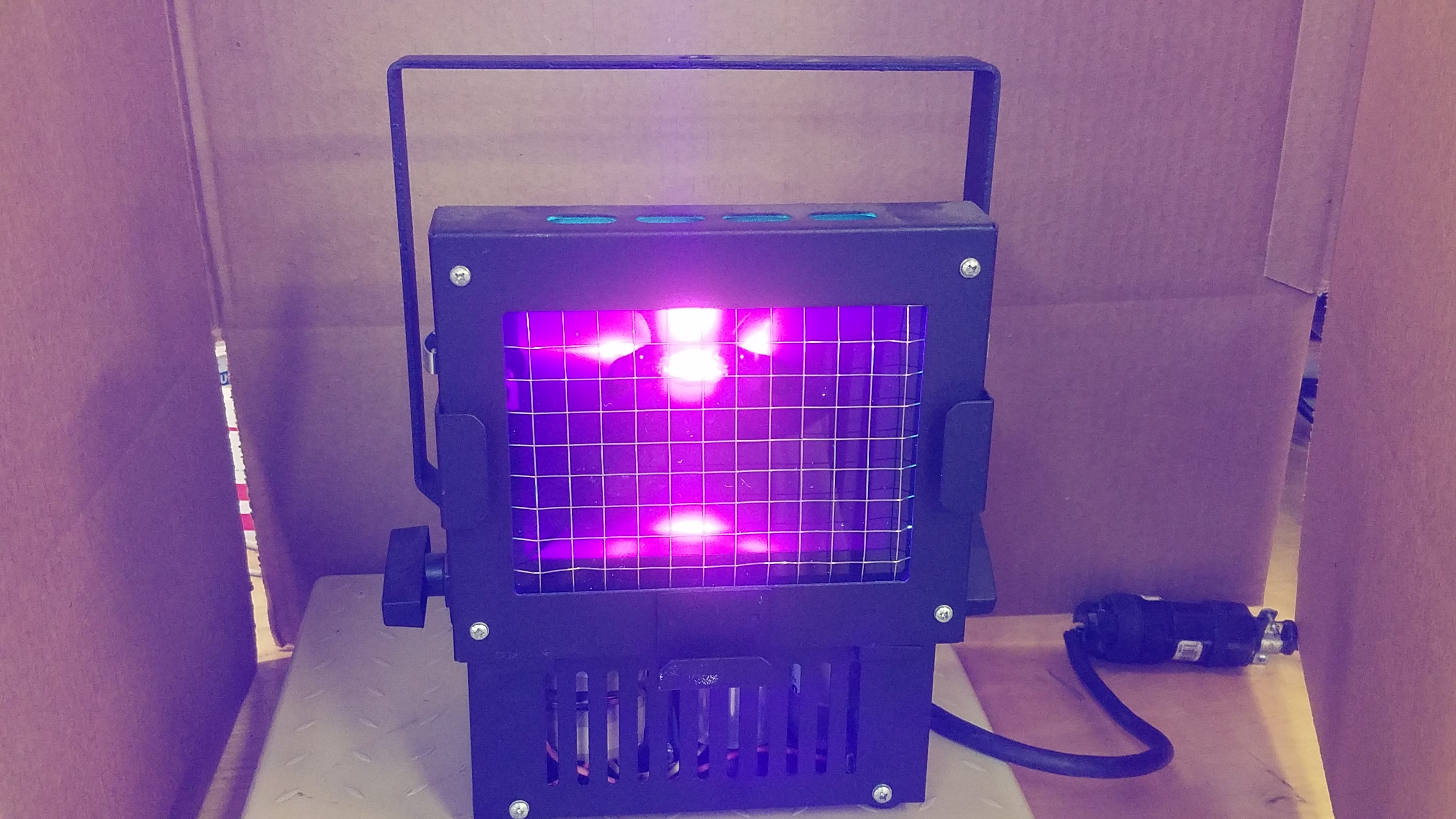 Proyector de luz negra UV Altman 250W USADO - 208-240 voltios 50Hz